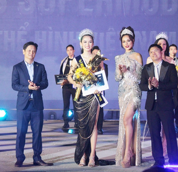 Hoàng Thị Kim Anh giành quán quân nữ siêu mẫu thể hình Việt Nam năm 2023.