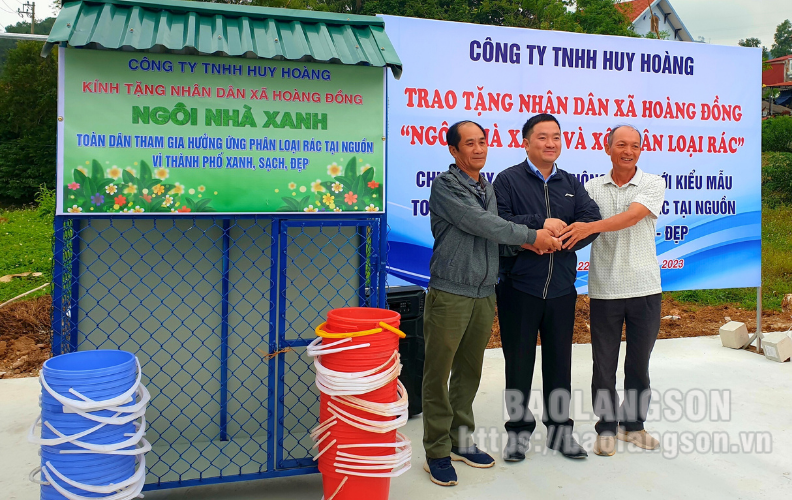 Lãnh đạo Công ty TNHH Huy Hoàng trao tặng “ngôi nhà xanh” và xô phân loại rác cho người dân thôn Chi Mạc – Nà Kéo, xã Hoàng Đồng