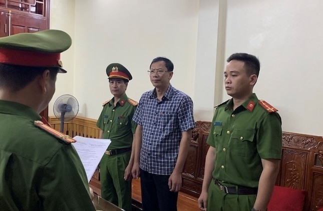 Cơ quan CSĐT Công an tỉnh Thanh Hoá đọc các quyết định tố tụng đối với Nguyễn Văn Hùng.