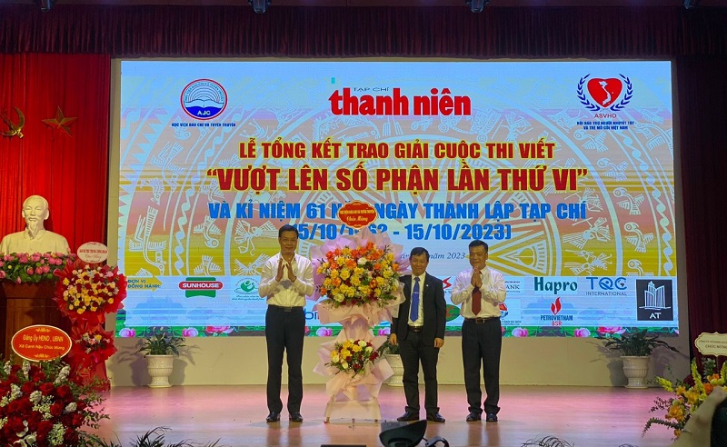 PGS.TS Trần Thanh Giang - Phó giám đốc, Phó Chủ tịch Hội đồng Học viện Báo chí và Tuyên truyền tặng hoa chúc mừng 61 năm thành lập Tạp chí Thanh niên PGS.TS Trần Thanh Giang - Phó giám đốc, Phó Chủ tịch Hội đồng Học viện Báo chí và Tuyên truyền tặng hoa chúc mừng 61 năm thành lập Tạp chí Thanh niên