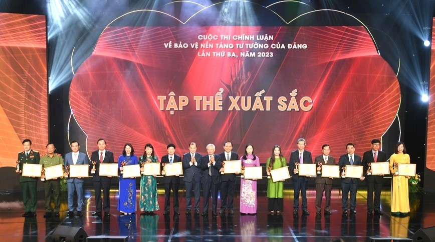Ban Tổ chức trao giải B cho các tác giả đoạt giải