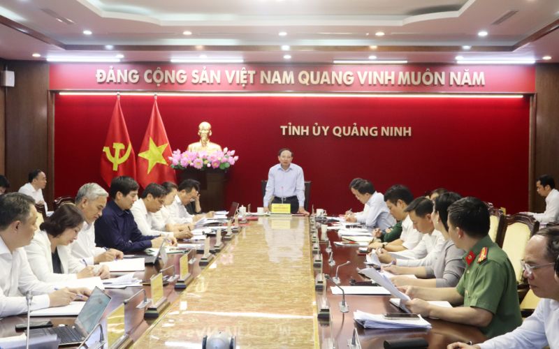 Đồng chí Nguyễn Xuân Ký, Ủy viên Trung ương Đảng, Bí thư Tỉnh ủy, Chủ tịch HĐND tỉnh, kết luận cuộc họp.