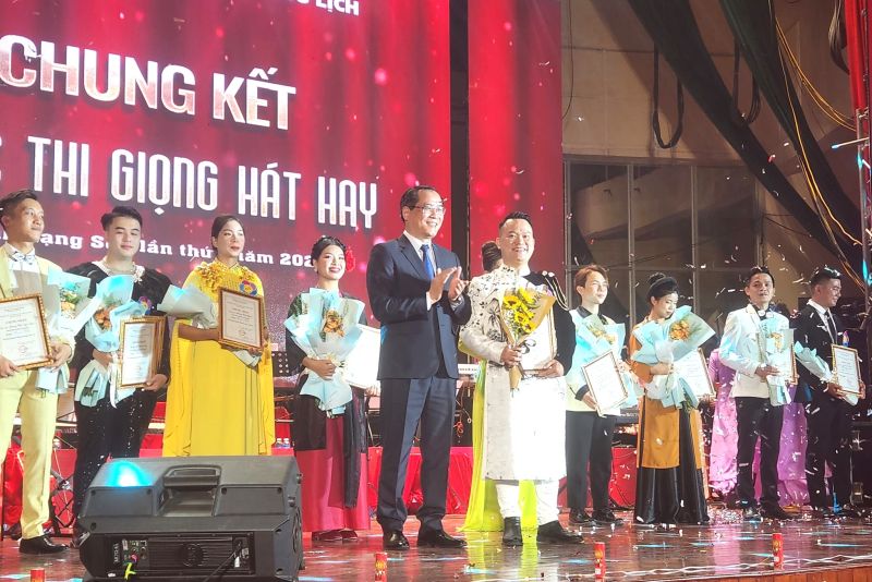 Phó Chủ tịch Thường trực UBND tỉnh Lạng Sơn Dương Xuân Huyên trao giải nhất cho thí sinh