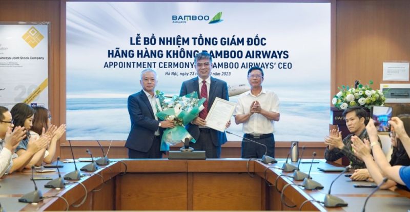 Ông Lương Hoài Nam (giữa) nhận Quyết định bổ nhiệm và hoa từ lãnh đạo Bamboo Airways