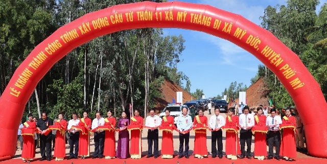 L&atilde;nh đạo tỉnh B&igrave;nh Định v&agrave; Ban tổ chức thực hiện nghi thức cắt băng kh&aacute;nh th&agrave;nh c&ocirc;ng tr&igrave;nh. Ảnh: Tr.Thuỳ