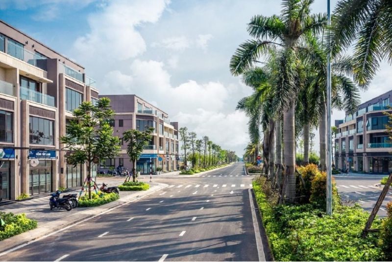 Đại lộ Goldsilk Boulevard là trục đường huyết mạch của dự án, bao quanh các dãy shophouse được thiết kế trang nhã, hiện đại, mang đến diện mạo mới đầy năng động cho khu đô thị.