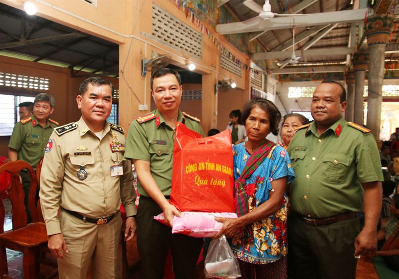 Đại tá Nguyễn Thanh Hà, Phó Giám đốc Công an tỉnh An Giang trao quà tặng người dân Campuchia