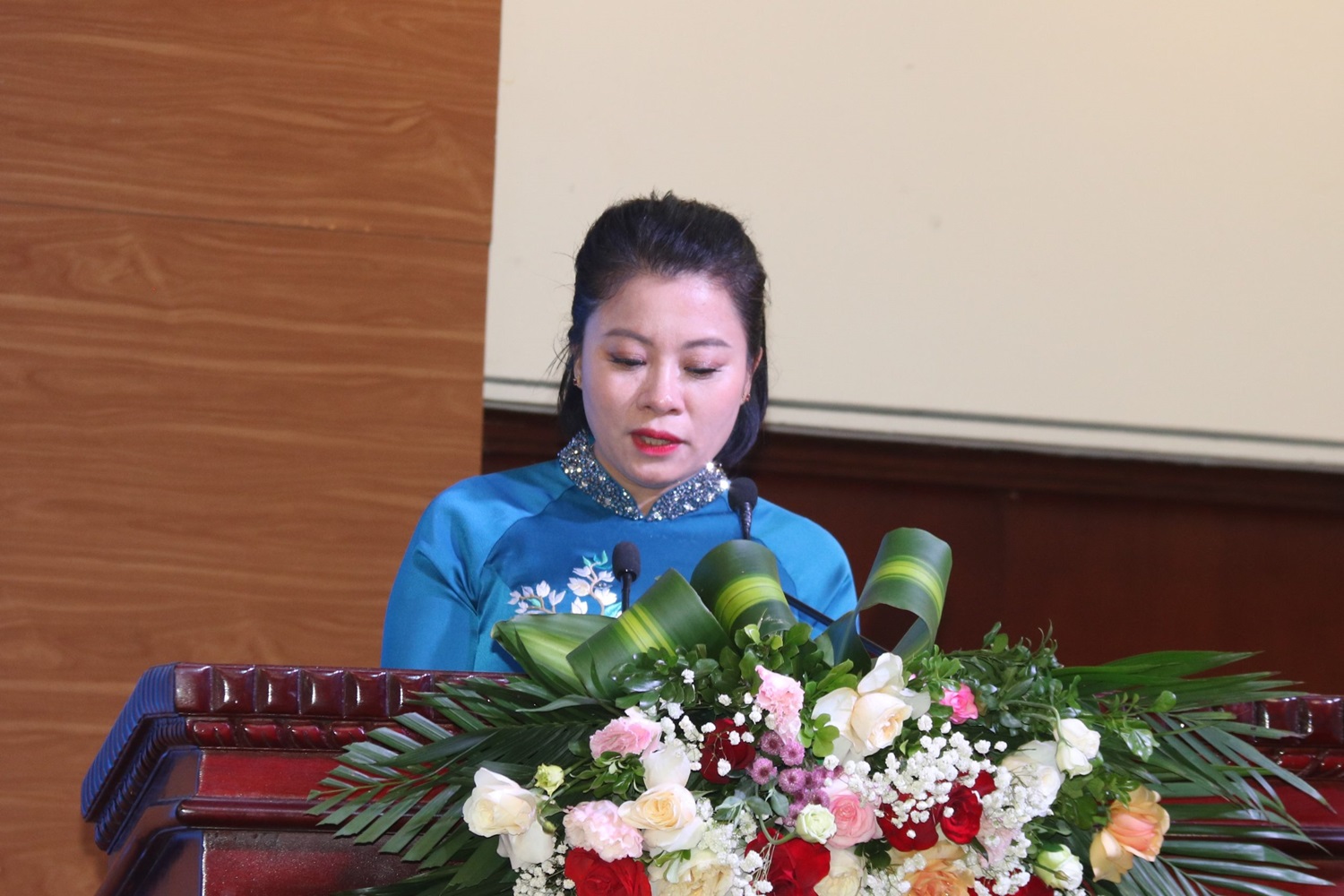 Bà Hoàng Thị Huệ, Bí thư chi bộ Trung ương Hội Khoa học Kỹ thuật Biển Việt Nam, Tổng biên tập Tạp chí Biển Việt Nam, phát biểu chào mừng tại buổi lễ.