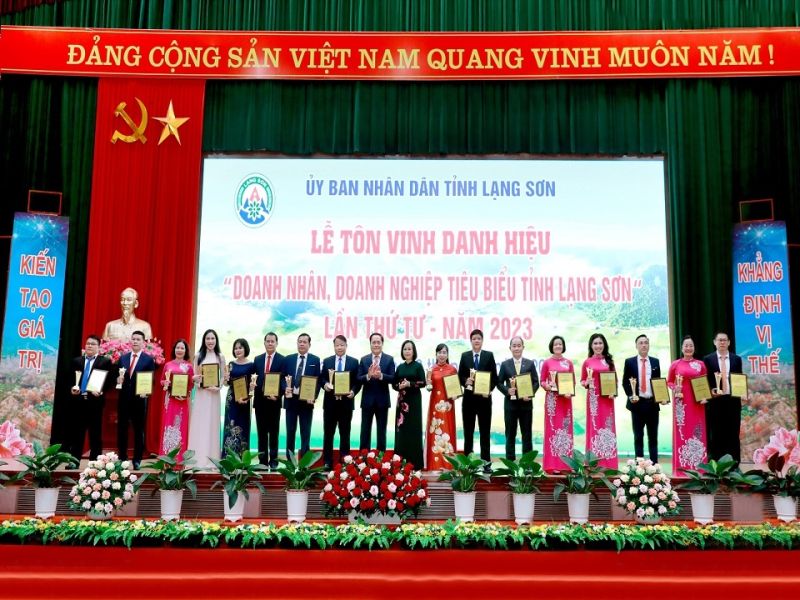 Lãnh đạo tỉnh trao cúp và chứng nhận cho các doanh nghiệp tiêu biểu tỉnh Lạng Sơn lần thứ tư - năm 2023