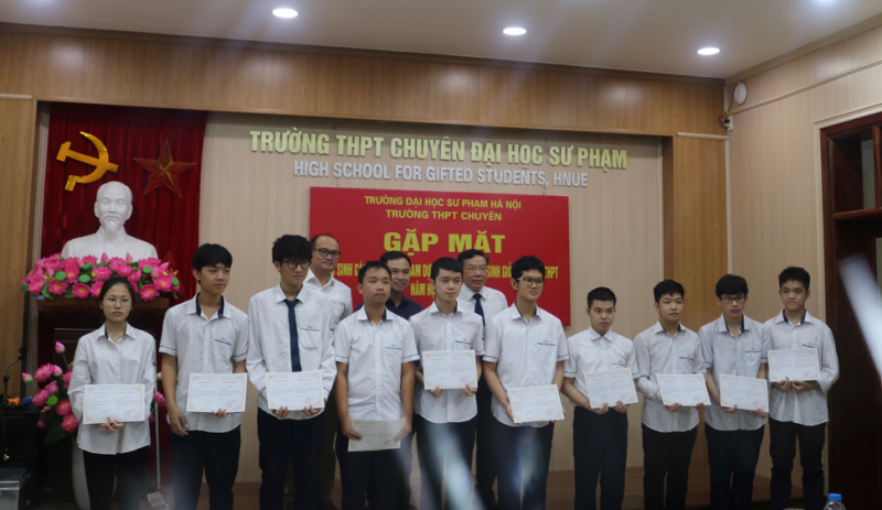 Thầy Vũ Văn Tiến cùng các thầy cô trong Ban giám hiệu trao giấy chứng nhận tham dự kỳ thi chọn học sinh giỏi quốc gia và phần quà cho các thí sinh tham dự