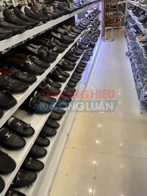 Khu trưng bày giày da nam tại cửa hàng Hoàng Long cơ sở 1