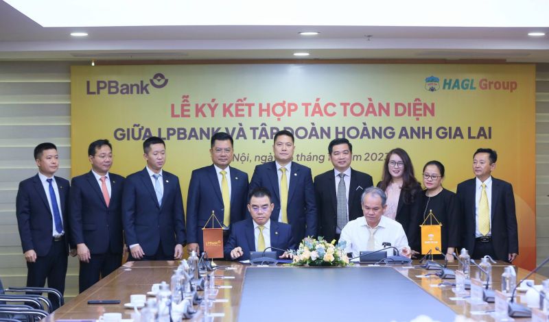 Ông Hồ Nam Tiến - Phó Chủ tịch Hội đồng Quản trị - Tổng Giám đốc LPBank (bên trái) và Ông Đoàn Nguyên Đức – Chủ tịch HĐQT HAGL Group (bên phải) thực hiện ký kết hợp tác Ông Hồ Nam Tiến - Phó Chủ tịch Hội đồng Quản trị - Tổng Giám đốc LPBank (bên trái) và Ông Đoàn Nguyên Đức – Chủ tịch HĐQT HAGL Group (bên phải) thực hiện ký kết hợp tác
