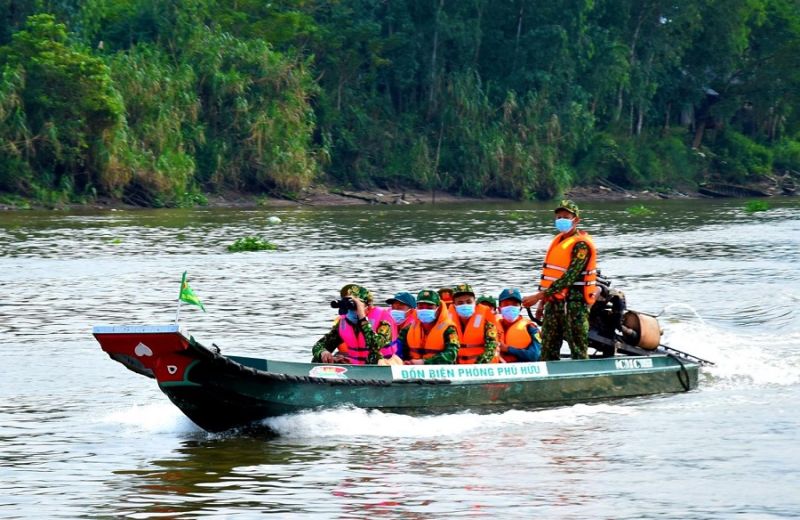 : Đồn Biên phòng Phú Hữu tuần tra bảo vệ biên giới - phòng chống các loại tội phạm và buôn lậu trên sông