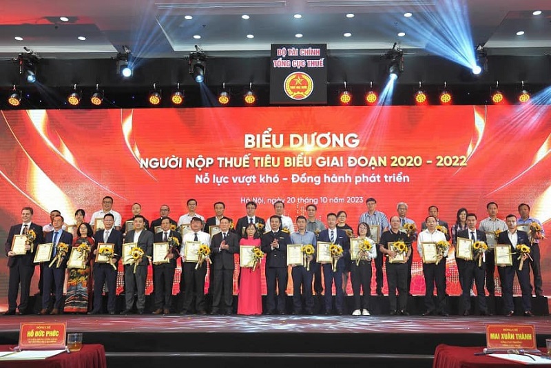 Thay mặt Ban Lãnh đạo Công ty, đồng chí Lê Hồng Thắng, Kế toán Trưởng Công ty (đứng hàng sau, vị trí thứ 7 từ trái sang) vinh dự đón nhận Danh hiệu