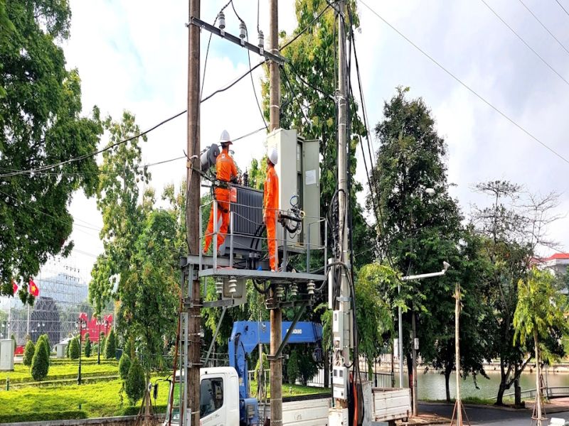 Công nhân Điện lực TP Yên Bái kiểm tra, xử lý tồn tại các trạm biến phân phối