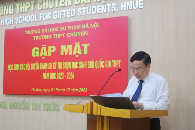 Thầy Vũ Văn Tiến - Hiệu trưởng Trường THPT Chuyên Sư phạm phát biểu tại buổi gặp mặt