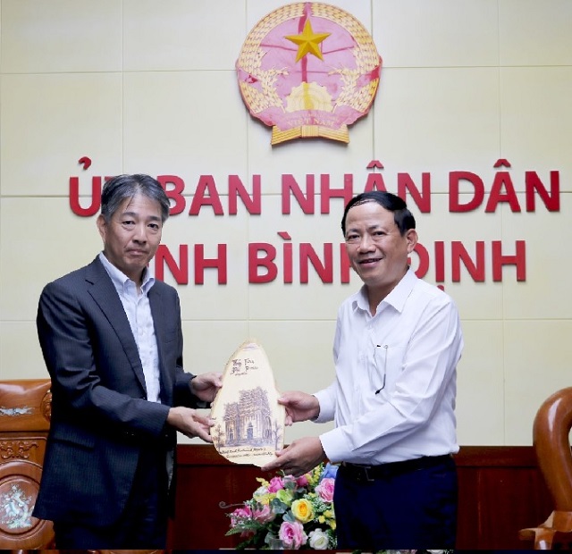 Ông Hiroshi Kudo (bên trâí) nhận quà lưu niệm của Chủ tịch UBND tỉnh Bình Định. Ảnh: K-Loan.