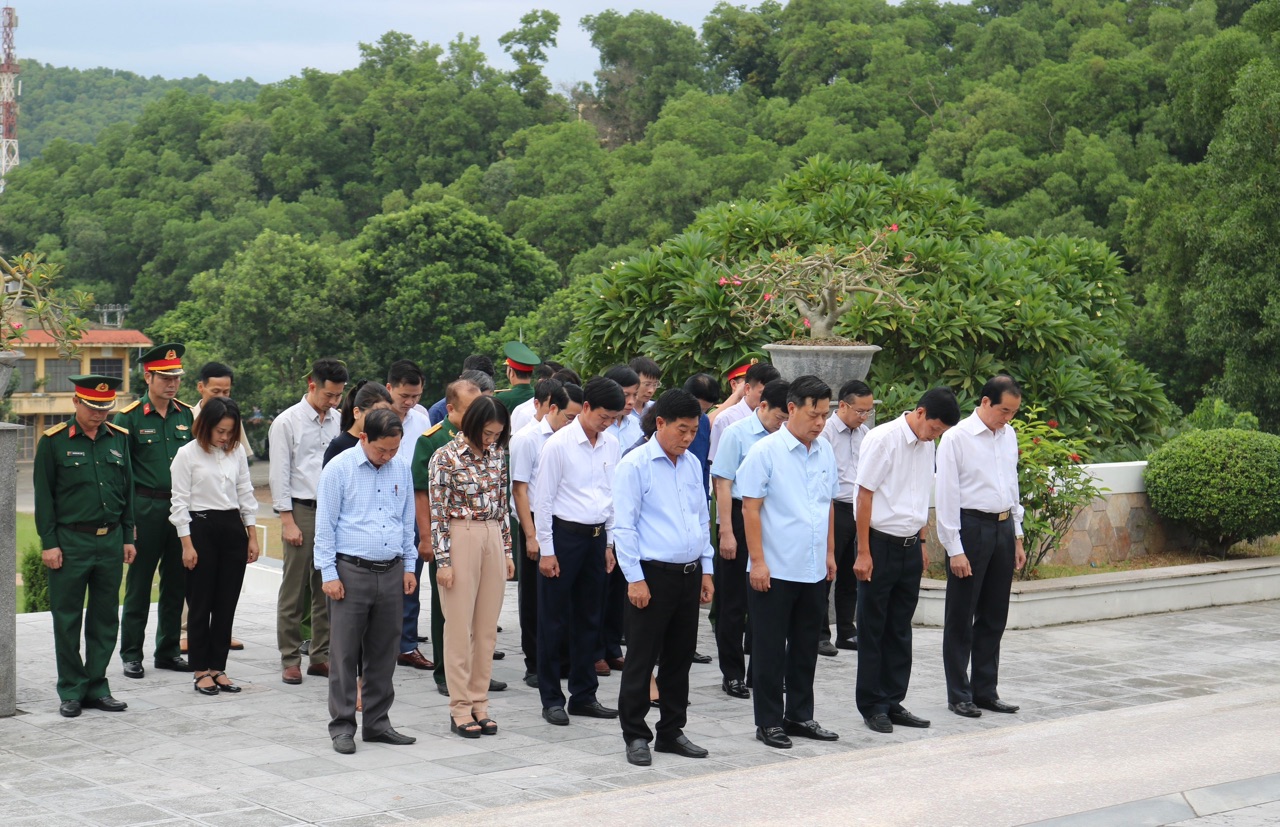 Hoạt động dâng hương tại Đài tưởng niệm các Anh hùng liệt sỹ huyện Thủy Nguyên