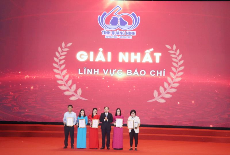 Ông Nguyễn Xuân Ký, Ủy viên Trung ương Đảng, Bí thư Tỉnh ủy, Chủ tịch HĐND tỉnh, trao giải cho các tác giả, nhóm tác giả đoạt giải Nhất lĩnh vực Báo chí