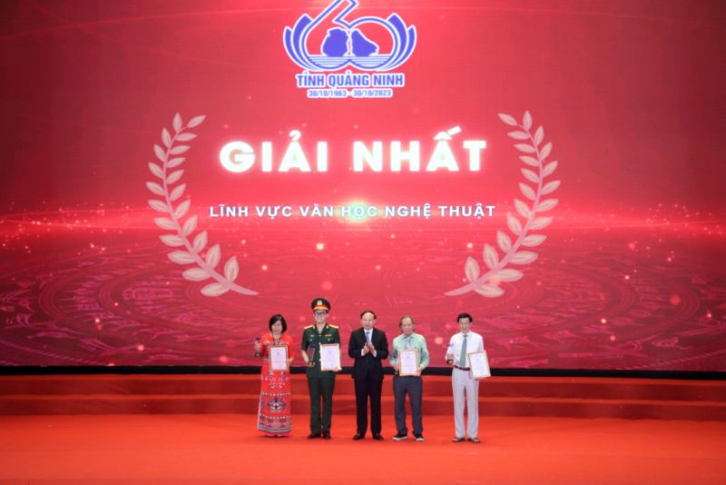 Ông Nguyễn Xuân Ký, Ủy viên Trung ương Đảng, Bí thư Tỉnh ủy, Chủ tịch HĐND tỉnh, trao giải cho các tác giả, nhóm tác giả đoạt giải Nhất lĩnh vực Văn học - Nghệ thuật