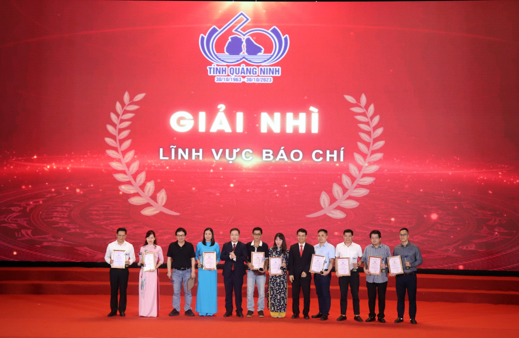 Ông Đặng Xuân Phương, Phó Bí thư Tỉnh ủy, Trưởng BTC Cuộc thi trao tặng giải cho các cá nhân, tập thể đoạt giải Nhì trong lĩnh vực Báo chí