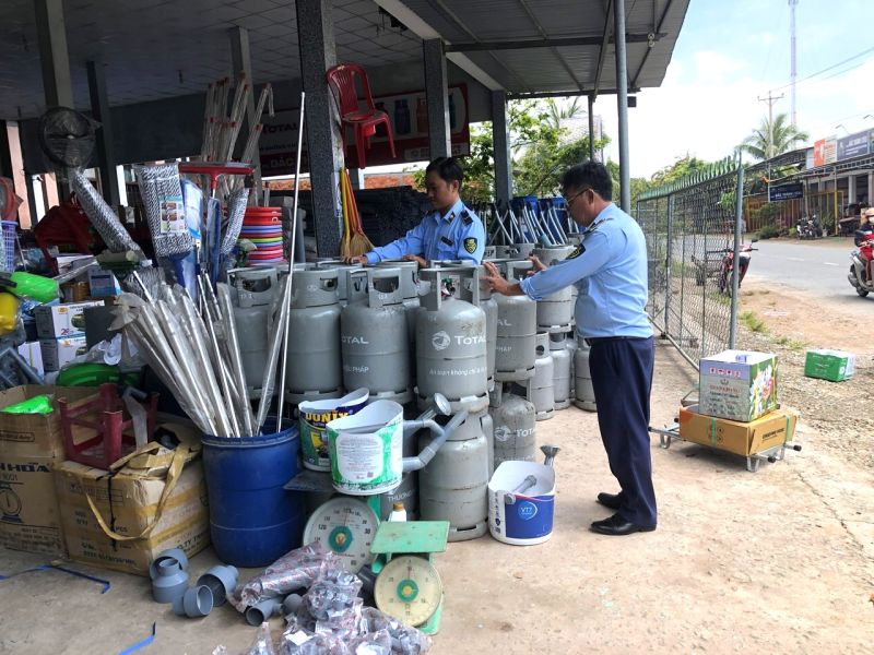 Lực lượng chức năng kiểm tra cơ sở LPG tại huyện Cai Lậy