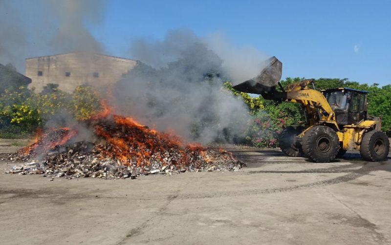 Long An: Giám sát tiêu hủy gần 200.000 bao thuốc lá điếu nhập lậu