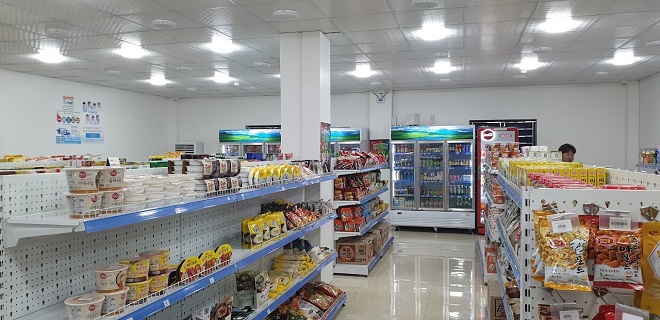 Siêu thị S Mart nằm trên đường Tràng An, thành phố Ninh Bình đang bày bán nhiều sản phẩm nhập ngoại