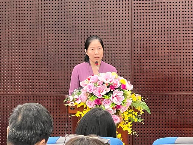 Bà Lê Thị Bích Thuận, giám đốc Sở Giáo dục và Đào tạo TP. Đà Nẵng, trong buổi họp báo Quý III/2023, do UBND TP. Đà Nẵng tổ chức, đã trả lời báo chí liên quan việc cho học sinh thành phố nghỉ học trong đợt mưa lớn giữa tháng 10/2023.