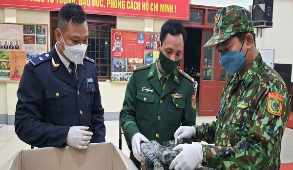 Lực lượng liên ngành tỉnh Lào Cai phối hợp kiểm tra tang vật thu giữ trong chuyên án buôn bán, vận chuyển trái phép chất ma túy