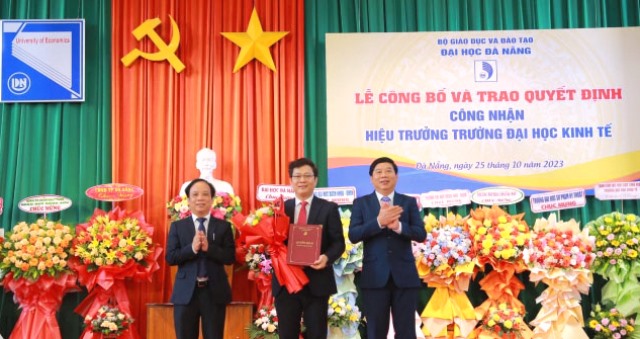 PGS.TS Nguyễn Ngọc Vũ, Giám đốc ĐH Đà Nẵng (bên trái) trao quyết định cho PGS.TS Lê Văn Huy