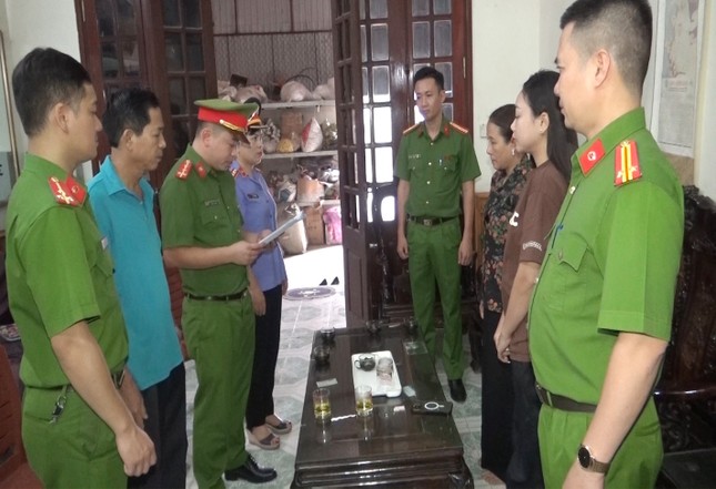 Cơ quan Cảnh sát điều tra Công an tỉnh thi hành Quyết định khởi tố bị can và Lệnh khám xét đối với Trương Thị Liên và Nguyễn Thị Thảo.
