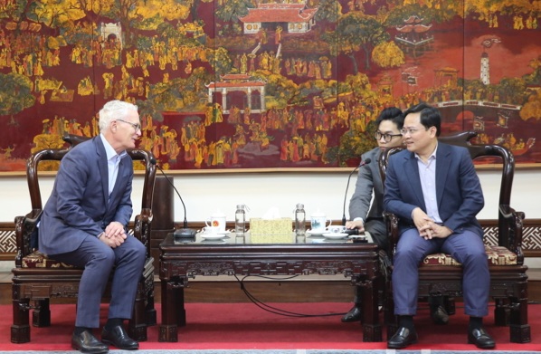 Bí thư tỉnh ủy Bắc Ninh Nguyễn Anh Tuấn trao đổi với ông John Neuffer.
