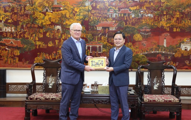 Bí thư Tỉnh ủy Bắc Ninh trao tặng tranh dân gian Đông Hồ cho ông John Neuffer.
