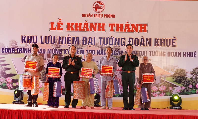 Bộ Quốc phong tặng quà cho gia đình có công ở Triệu Phong, Quảng Trị