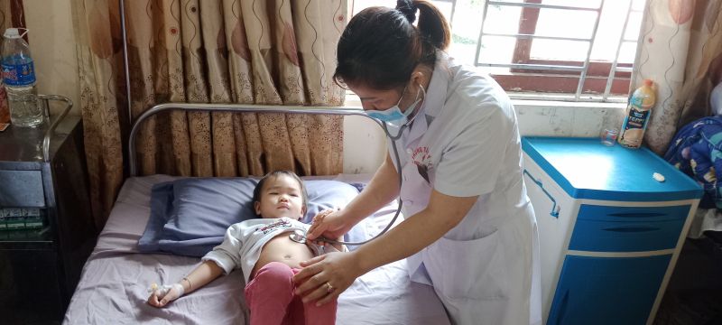 Cán bộ Trung tâm Y tế huyện Văn Quan kiểm tra, theo dõi sức khỏe cho bệnh nhân nghi ngộ độc thực phẩm đang điều trị tại đơn vị