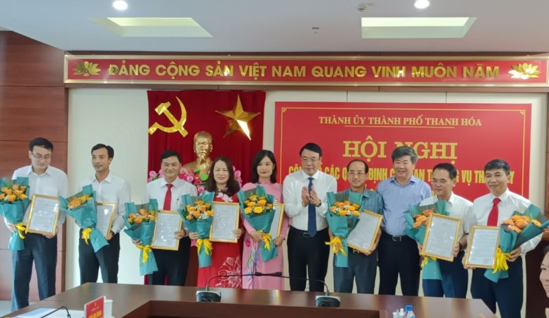 Lãnh đạo thành phố trao quyết định và tặng hoa chúc mừng các đồng chí nhận nhiệm vụ mới.