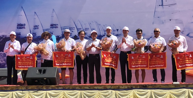 Ban tổ chức tặng cờ, hoa lưu niệm cho đại diện các đoàn VĐV. Ban tổ chức tặng cờ, hoa lưu niệm cho đại diện các đoàn VĐV.