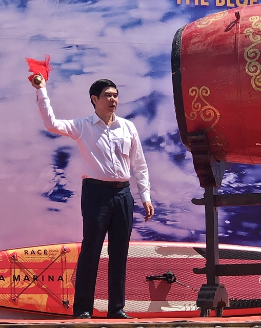 Ông Lâm Hải Giang thực hiện nghi thức đánh trống khai mạc giải. Ông Lâm Hải Giang thực hiện nghi thức đánh trống khai mạc giải.