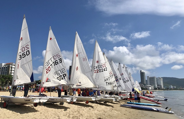 Các VĐV chuẩn bị bước vào cuộc thi. Các VĐV chuẩn bị bước vào cuộc thi.