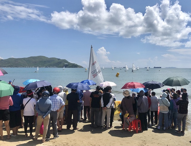 Đông đảo khán giả và du khách theo dõi giải đua. Đông đảo khán giả và du khách theo dõi giải đua.