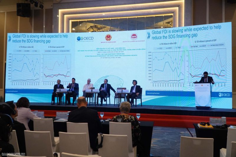 Phiên thảo luận đầu tiên tại Diễn đàn Đầu tư Việt Nam-OECD 2023 với chủ đề: 'Thu hút đầu tư bền vững và chất lượng tại Việt Nam'. (Ảnh: Tuấn Việt)