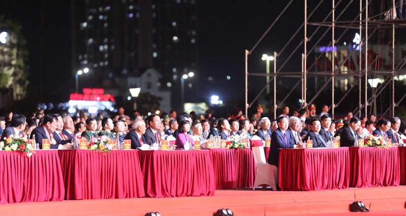 1Ông Võ Văn Thưởng, Ủy viên Bộ Chính trị, Chủ tịch nước Cộng hòa XHCN Việt Nam, cùng các đại biểu dự lễ kỷ niệm 60 năm Ngày thành lập tỉnh Quảng Ninh