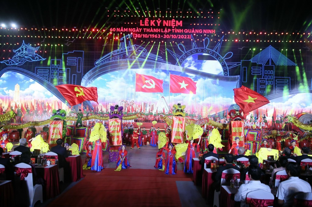 Màn trống hội có quy mô lớn nhất Việt Nam, được dàn dựng công phu với hơn 600 người, với sự kết hợp nhuần nhuyễn, phong phú của nghệ thuật trống hội, dân vũ, múa rồng, múa cờ, hát… thể hiện khí phách hào hùng của dân tộc.