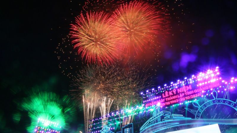 Sau cùng là màn pháo hoa tầm cao rực rỡ sắc màu kéo dài 15 phút khép lại Lễ Kỷ niệm 60 năm Ngày Thành lập tỉnh Quảng Ninh.