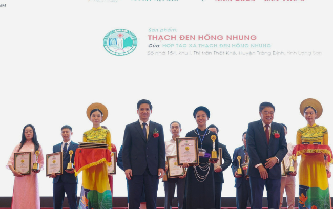 Ban Tổ chức trao cúp, chứng nhận Thương hiệu Vàng nông nghiệp Việt Nam 2023 cho đại diện Hợp tác xã Thạch đen Hồng Nhung, huyện Tràng Định, tỉnh Lạng Sơn