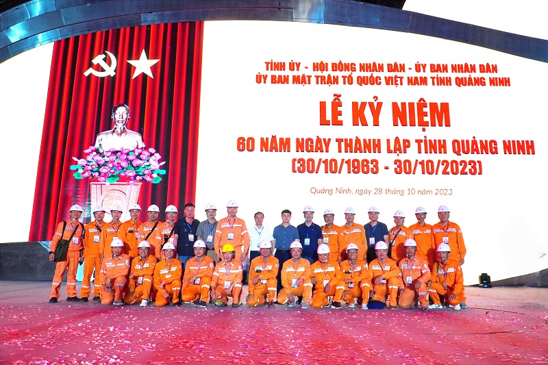8 Lãnh đạo Công ty cùng CBCNV đã tham gia đảm bảo cung điện thành công cho Lễ kỷ niệm 60 năm thành lập tỉnh Quảng Ninh