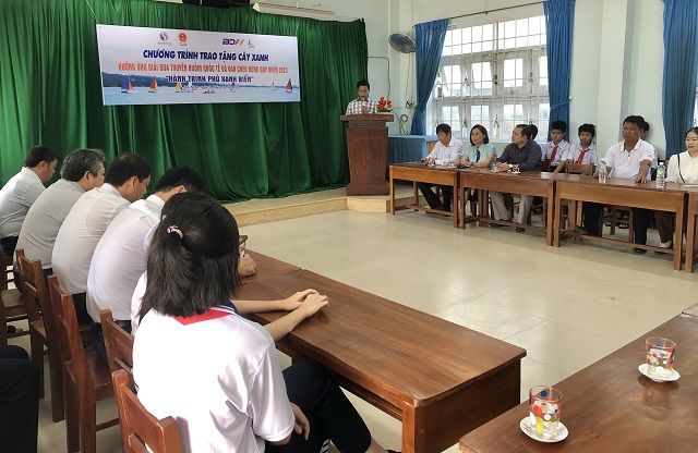 Quang cảnh Lễ trao tặng &ldquo;C&ocirc;ng tr&igrave;nh c&acirc;y xanh - H&agrave;nh tr&igrave;nh phủ xanh biển&rdquo;.