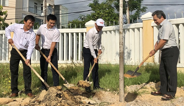 Ban tổ chức v&agrave; l&atilde;nh đạo Trường THCS Đống Đa (Cơ sở 02) trồng c&acirc;y xanh trong khu&ocirc;n vi&ecirc;n của trường.