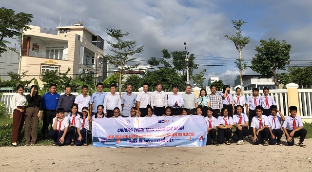 Ban tổ chức v&agrave; l&atilde;nh đạo, gi&aacute;o vi&ecirc;n, học sinh Trường THCS Đống Đa (Cơ sở 02) chụp ảnh lưu niệm.